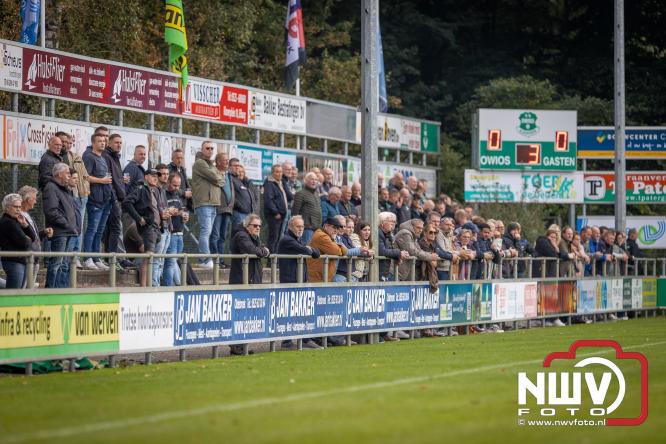 Op de laatste feestdag van het 100 jarig bestaan van Owios werd er gevoetbald tegen vv Hattem en verdeelde de teams de punten. - © NWVFoto.nl