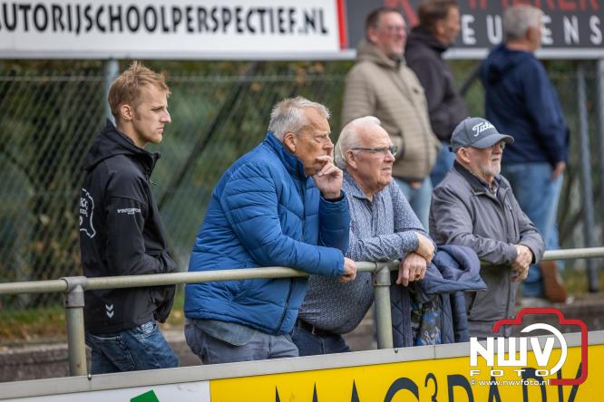 Op de laatste feestdag van het 100 jarig bestaan van Owios werd er gevoetbald tegen vv Hattem en verdeelde de teams de punten. - © NWVFoto.nl