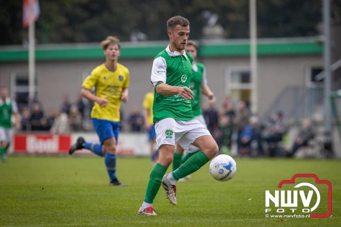 Op de laatste feestdag van het 100 jarig bestaan van Owios werd er gevoetbald tegen vv Hattem en verdeelde de teams de punten. - © NWVFoto.nl