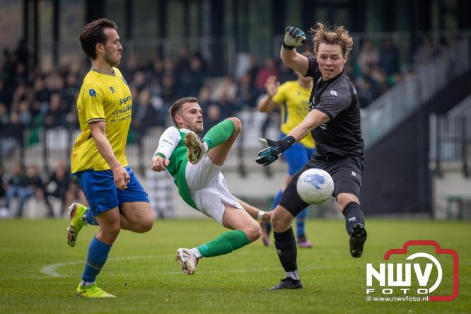 Op de laatste feestdag van het 100 jarig bestaan van Owios werd er gevoetbald tegen vv Hattem en verdeelde de teams de punten. - © NWVFoto.nl