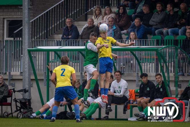 Op de laatste feestdag van het 100 jarig bestaan van Owios werd er gevoetbald tegen vv Hattem en verdeelde de teams de punten. - © NWVFoto.nl