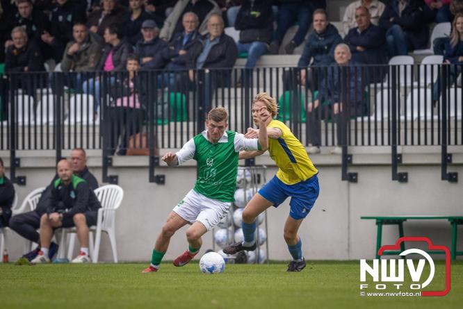 Op de laatste feestdag van het 100 jarig bestaan van Owios werd er gevoetbald tegen vv Hattem en verdeelde de teams de punten. - © NWVFoto.nl
