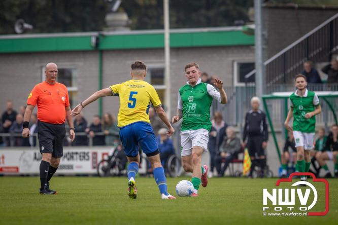 Op de laatste feestdag van het 100 jarig bestaan van Owios werd er gevoetbald tegen vv Hattem en verdeelde de teams de punten. - © NWVFoto.nl