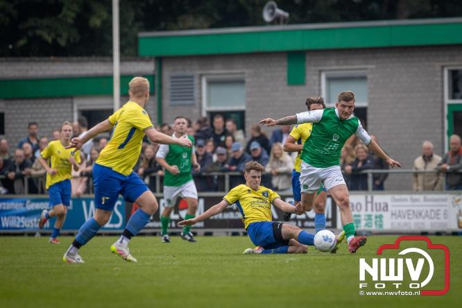 Op de laatste feestdag van het 100 jarig bestaan van Owios werd er gevoetbald tegen vv Hattem en verdeelde de teams de punten. - © NWVFoto.nl