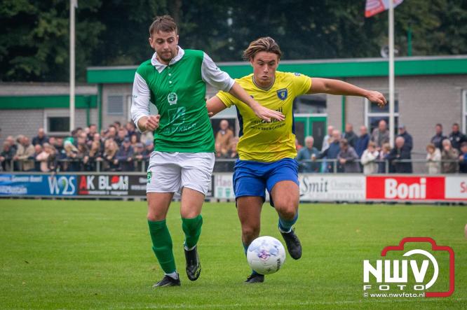 Op de laatste feestdag van het 100 jarig bestaan van Owios werd er gevoetbald tegen vv Hattem en verdeelde de teams de punten. - © NWVFoto.nl