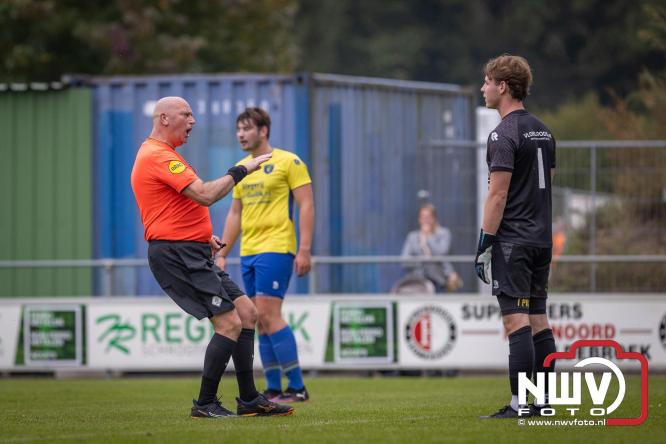 Op de laatste feestdag van het 100 jarig bestaan van Owios werd er gevoetbald tegen vv Hattem en verdeelde de teams de punten. - © NWVFoto.nl