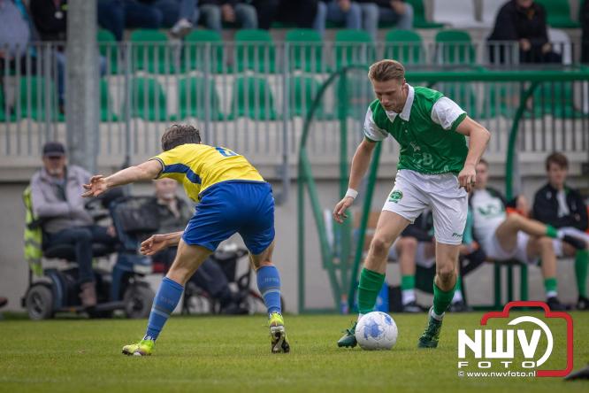 Op de laatste feestdag van het 100 jarig bestaan van Owios werd er gevoetbald tegen vv Hattem en verdeelde de teams de punten. - © NWVFoto.nl