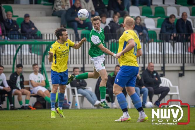 Op de laatste feestdag van het 100 jarig bestaan van Owios werd er gevoetbald tegen vv Hattem en verdeelde de teams de punten. - © NWVFoto.nl