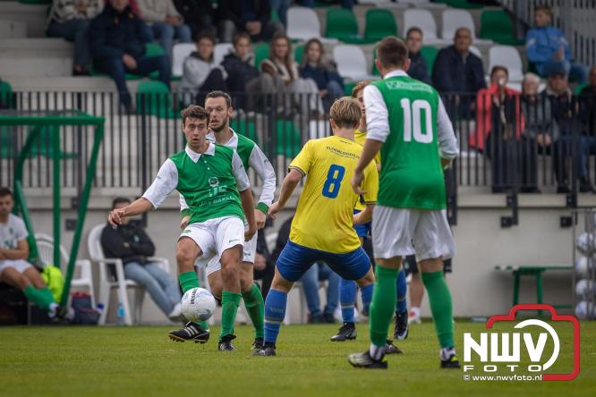 Op de laatste feestdag van het 100 jarig bestaan van Owios werd er gevoetbald tegen vv Hattem en verdeelde de teams de punten. - © NWVFoto.nl