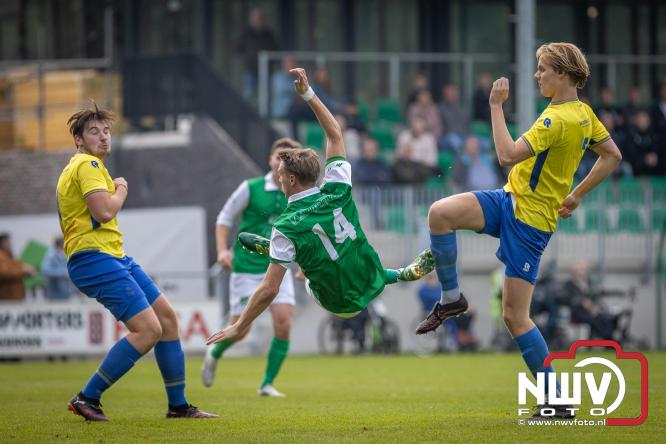 Op de laatste feestdag van het 100 jarig bestaan van Owios werd er gevoetbald tegen vv Hattem en verdeelde de teams de punten. - © NWVFoto.nl