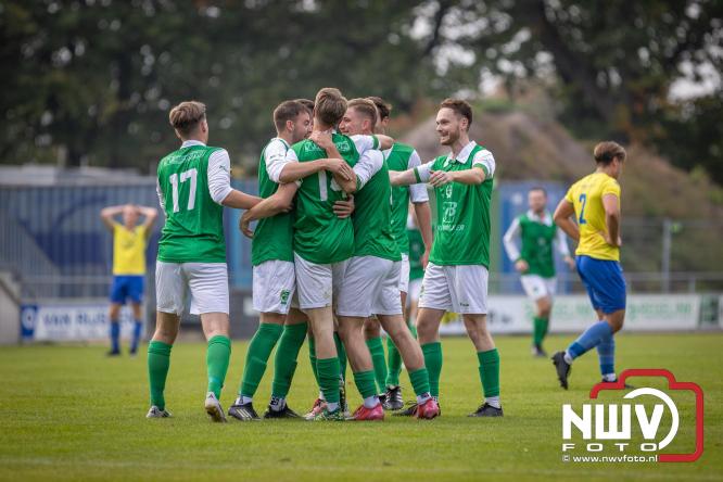 Op de laatste feestdag van het 100 jarig bestaan van Owios werd er gevoetbald tegen vv Hattem en verdeelde de teams de punten. - © NWVFoto.nl