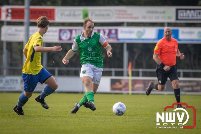 Op de laatste feestdag van het 100 jarig bestaan van Owios werd er gevoetbald tegen vv Hattem en verdeelde de teams de punten. - © NWVFoto.nl