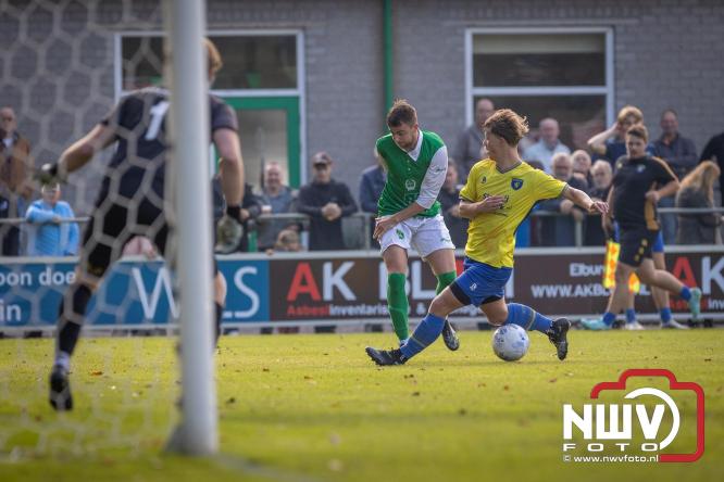 Op de laatste feestdag van het 100 jarig bestaan van Owios werd er gevoetbald tegen vv Hattem en verdeelde de teams de punten. - © NWVFoto.nl