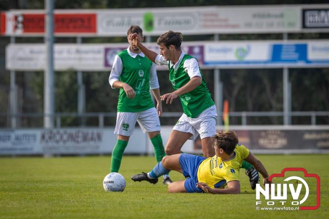 Op de laatste feestdag van het 100 jarig bestaan van Owios werd er gevoetbald tegen vv Hattem en verdeelde de teams de punten. - © NWVFoto.nl