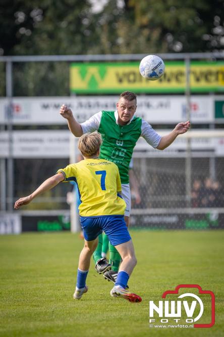 Op de laatste feestdag van het 100 jarig bestaan van Owios werd er gevoetbald tegen vv Hattem en verdeelde de teams de punten. - © NWVFoto.nl