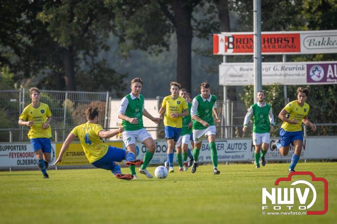 Op de laatste feestdag van het 100 jarig bestaan van Owios werd er gevoetbald tegen vv Hattem en verdeelde de teams de punten. - © NWVFoto.nl