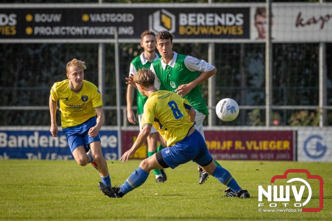 Op de laatste feestdag van het 100 jarig bestaan van Owios werd er gevoetbald tegen vv Hattem en verdeelde de teams de punten. - © NWVFoto.nl