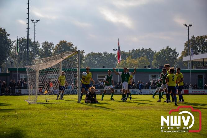 Op de laatste feestdag van het 100 jarig bestaan van Owios werd er gevoetbald tegen vv Hattem en verdeelde de teams de punten. - © NWVFoto.nl