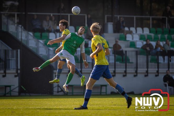 Op de laatste feestdag van het 100 jarig bestaan van Owios werd er gevoetbald tegen vv Hattem en verdeelde de teams de punten. - © NWVFoto.nl