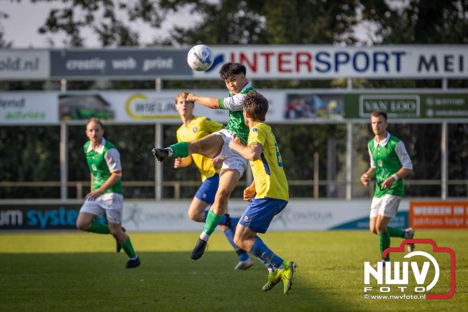 Op de laatste feestdag van het 100 jarig bestaan van Owios werd er gevoetbald tegen vv Hattem en verdeelde de teams de punten. - © NWVFoto.nl