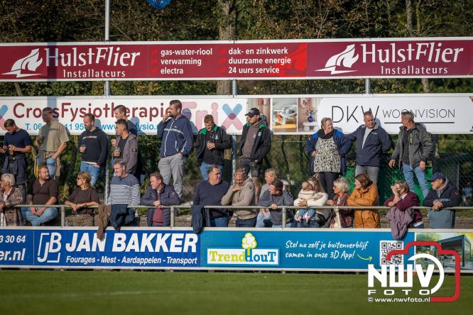 Op de laatste feestdag van het 100 jarig bestaan van Owios werd er gevoetbald tegen vv Hattem en verdeelde de teams de punten. - © NWVFoto.nl
