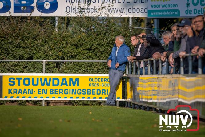 Op de laatste feestdag van het 100 jarig bestaan van Owios werd er gevoetbald tegen vv Hattem en verdeelde de teams de punten. - © NWVFoto.nl