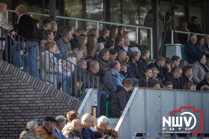 Op de laatste feestdag van het 100 jarig bestaan van Owios werd er gevoetbald tegen vv Hattem en verdeelde de teams de punten. - © NWVFoto.nl
