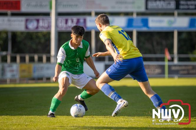 Op de laatste feestdag van het 100 jarig bestaan van Owios werd er gevoetbald tegen vv Hattem en verdeelde de teams de punten. - © NWVFoto.nl