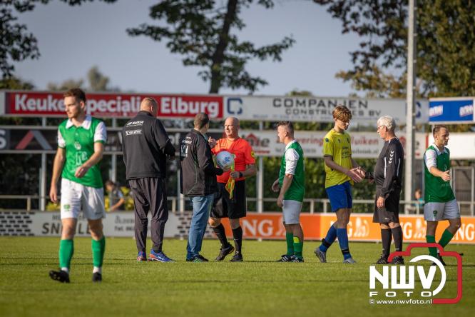 Op de laatste feestdag van het 100 jarig bestaan van Owios werd er gevoetbald tegen vv Hattem en verdeelde de teams de punten. - © NWVFoto.nl