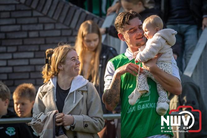 Op de laatste feestdag van het 100 jarig bestaan van Owios werd er gevoetbald tegen vv Hattem en verdeelde de teams de punten. - © NWVFoto.nl