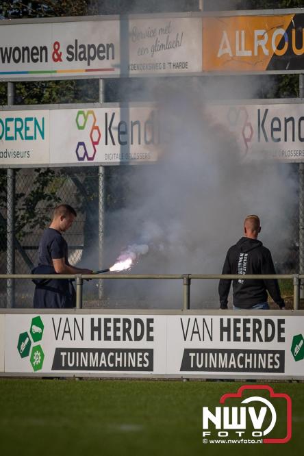 Op de laatste feestdag van het 100 jarig bestaan van Owios werd er gevoetbald tegen vv Hattem en verdeelde de teams de punten. - © NWVFoto.nl