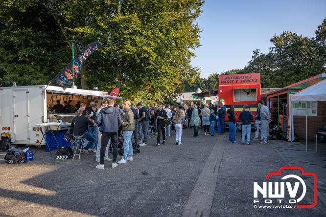 Op de laatste feestdag van het 100 jarig bestaan van Owios werd er gevoetbald tegen vv Hattem en verdeelde de teams de punten. - © NWVFoto.nl