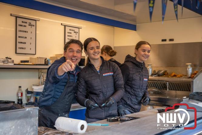 Op de laatste feestdag van het 100 jarig bestaan van Owios werd er gevoetbald tegen vv Hattem en verdeelde de teams de punten. - © NWVFoto.nl