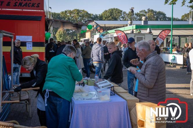 Op de laatste feestdag van het 100 jarig bestaan van Owios werd er gevoetbald tegen vv Hattem en verdeelde de teams de punten. - © NWVFoto.nl