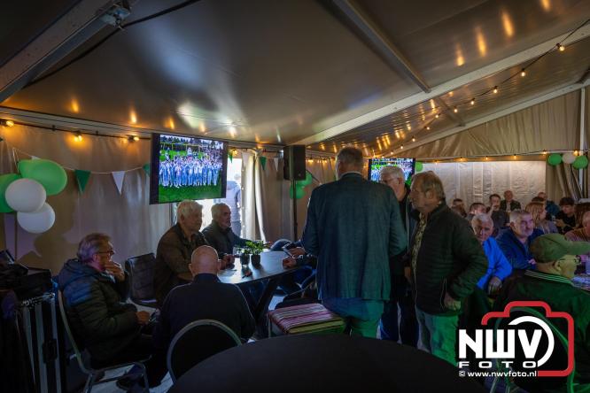 Op de laatste feestdag van het 100 jarig bestaan van Owios werd er gevoetbald tegen vv Hattem en verdeelde de teams de punten. - © NWVFoto.nl