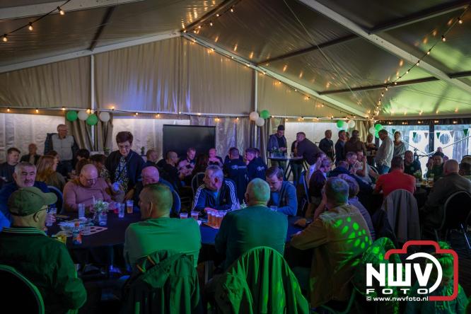 Op de laatste feestdag van het 100 jarig bestaan van Owios werd er gevoetbald tegen vv Hattem en verdeelde de teams de punten. - © NWVFoto.nl