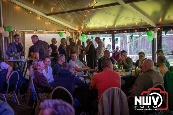 Op de laatste feestdag van het 100 jarig bestaan van Owios werd er gevoetbald tegen vv Hattem en verdeelde de teams de punten. - © NWVFoto.nl