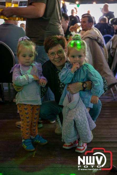 Op de laatste feestdag van het 100 jarig bestaan van Owios werd er gevoetbald tegen vv Hattem en verdeelde de teams de punten. - © NWVFoto.nl