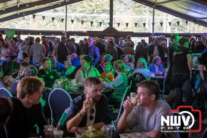 Op de laatste feestdag van het 100 jarig bestaan van Owios werd er gevoetbald tegen vv Hattem en verdeelde de teams de punten. - © NWVFoto.nl