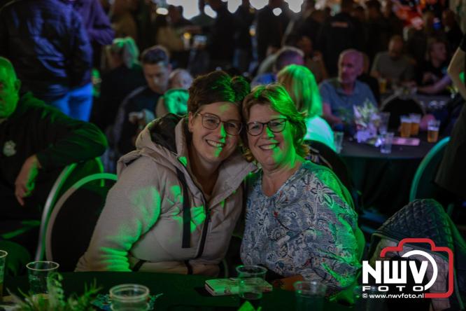 Op de laatste feestdag van het 100 jarig bestaan van Owios werd er gevoetbald tegen vv Hattem en verdeelde de teams de punten. - © NWVFoto.nl