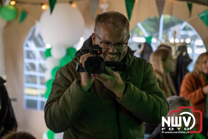 Op de laatste feestdag van het 100 jarig bestaan van Owios werd er gevoetbald tegen vv Hattem en verdeelde de teams de punten. - © NWVFoto.nl
