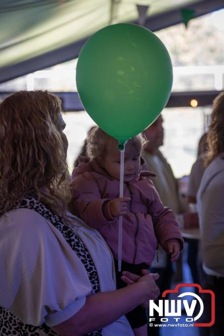 Op de laatste feestdag van het 100 jarig bestaan van Owios werd er gevoetbald tegen vv Hattem en verdeelde de teams de punten. - © NWVFoto.nl