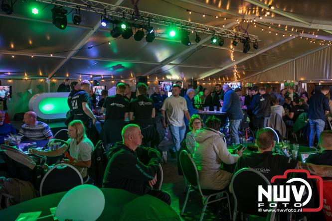 Op de laatste feestdag van het 100 jarig bestaan van Owios werd er gevoetbald tegen vv Hattem en verdeelde de teams de punten. - © NWVFoto.nl
