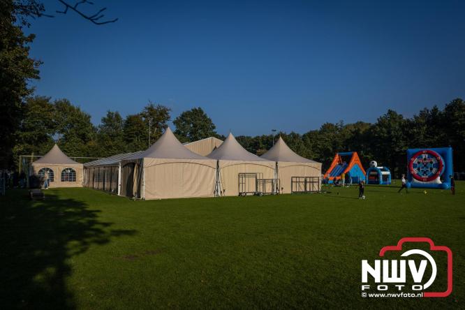 Op de laatste feestdag van het 100 jarig bestaan van Owios werd er gevoetbald tegen vv Hattem en verdeelde de teams de punten. - © NWVFoto.nl