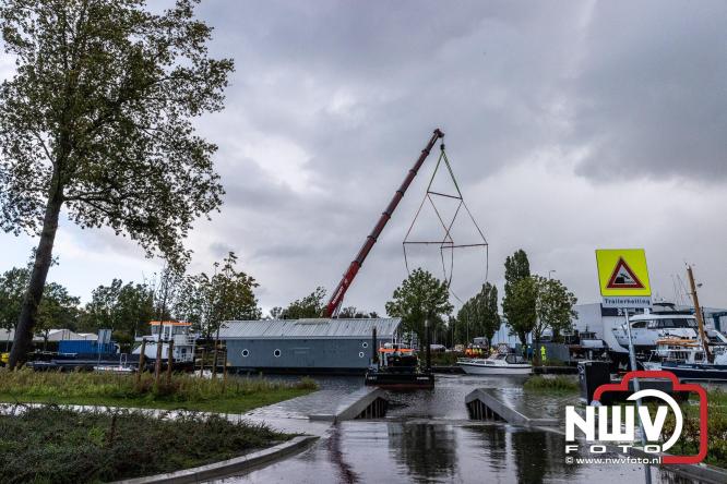 Boothuis KNRM Reddingstation Elburg uit het water gehaald voor renovatie. - © NWVFoto.nl