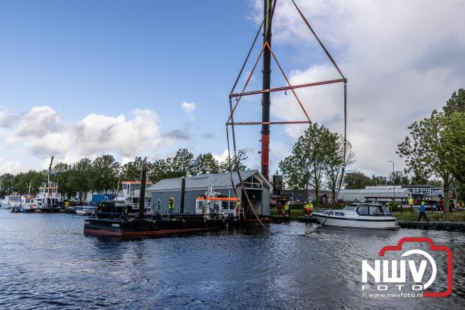 Boothuis KNRM Reddingstation Elburg uit het water gehaald voor renovatie. - © NWVFoto.nl