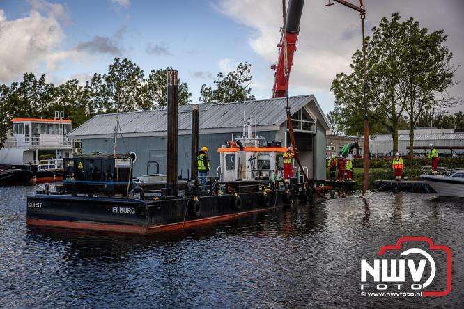 Boothuis KNRM Reddingstation Elburg uit het water gehaald voor renovatie. - © NWVFoto.nl