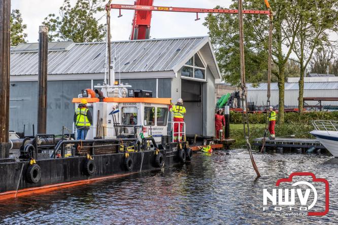 Boothuis KNRM Reddingstation Elburg uit het water gehaald voor renovatie. - © NWVFoto.nl