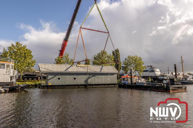 Boothuis KNRM Reddingstation Elburg uit het water gehaald voor renovatie. - © NWVFoto.nl