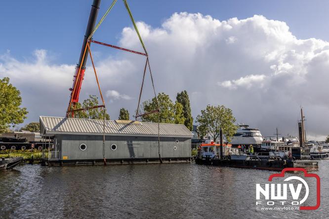 Boothuis KNRM Reddingstation Elburg uit het water gehaald voor renovatie. - © NWVFoto.nl